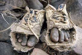 Đôi giày rách của bác nông dân