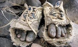 Đôi giày rách của bác nông dân